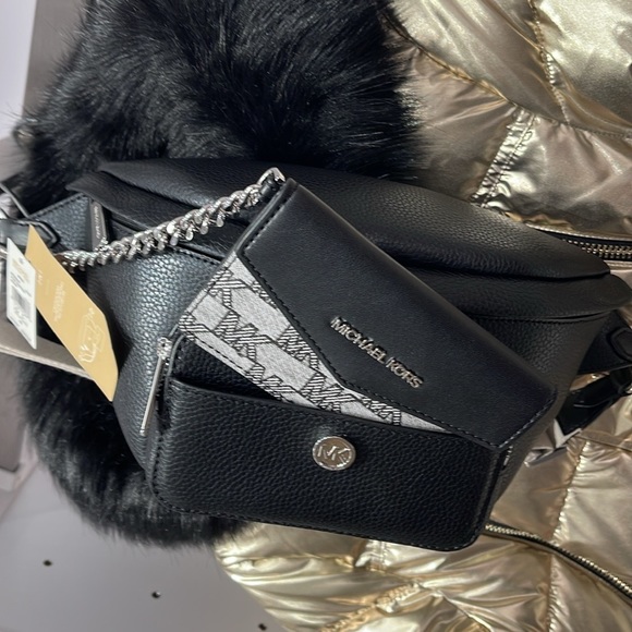 MICHAEL KORS
Maisie Large Pebbled Leather 2-in-1 Sling Pack
Black 
NWT - Picture 15 of 16